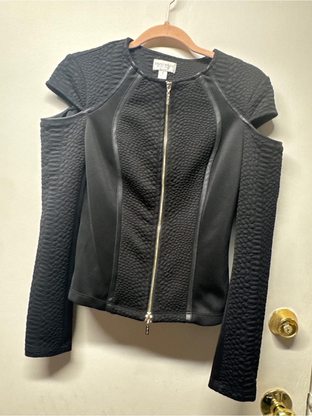 Bisou Bisou cup-out shoulder Textured Black zip up jacket